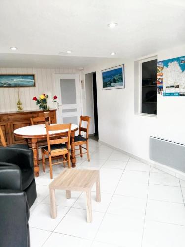 ระเบียง/ชานเรือน, Maison charmante à Trédaniel avec jardin et terrasse (Maison charmante a Tredaniel avec jardin et terrasse) in เทรดาเนียล