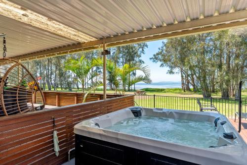 Alrededores, Tranquil Retreat by the Lake with Hot Tub in Chittaway Bay