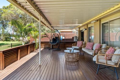 Instalaciones, Tranquil Retreat by the Lake with Hot Tub in Chittaway Bay