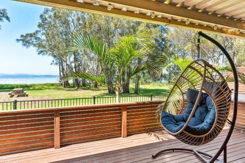 Instalaciones, Tranquil Retreat by the Lake with Hot Tub in Chittaway Bay