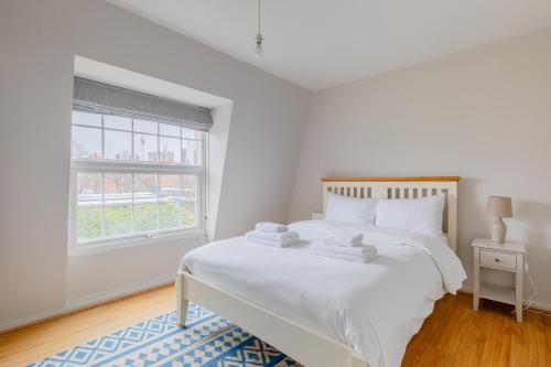 Cosy 4BD Flat in Stockwell with Private Patio, Londyn