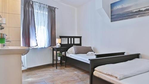 1 queen bed, 1 twin bed