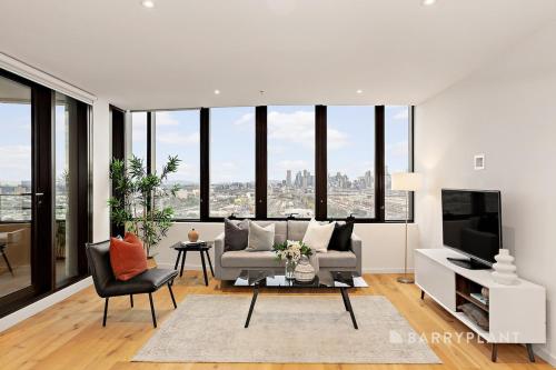 Spacious 3-Bed Top-Floor Apartment with City Views, Melbourne
