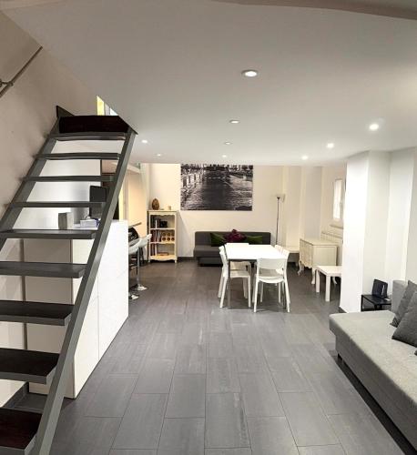 Loft in old town near Termini Station and University, Roma