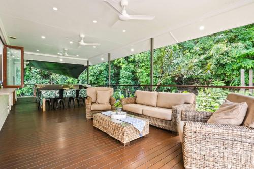Rainforest Retreat Top Haven with Bushland Views in Stratford