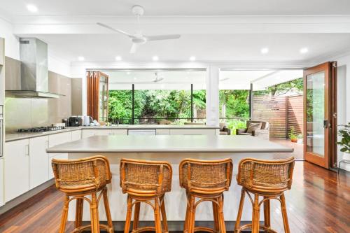 Rainforest Retreat Top Haven with Bushland Views in Stratford