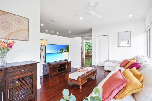 Rainforest Retreat Top Haven with Bushland Views in Stratford