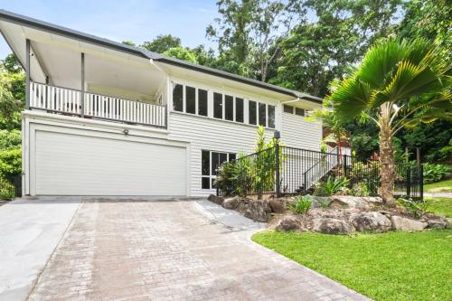 Rainforest Retreat Top Haven with Bushland Views in Stratford