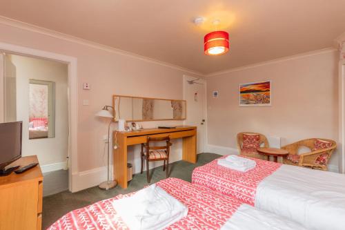 1 king bed, 2 twin beds