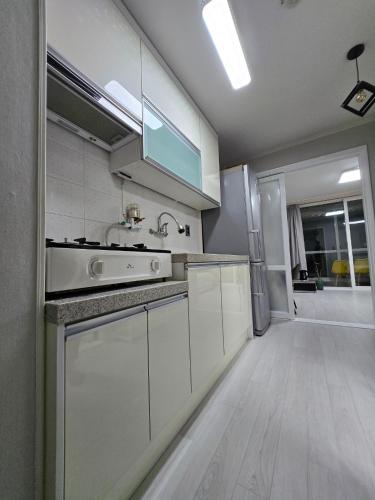 강원강릉 고층 방2 영진해변도보8분 (강원강릉 고층 방2 영진해변도보8분) in Gangneung-si