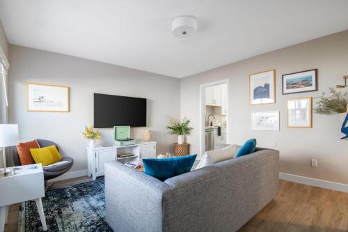 Seashore Suites by AvantStay Modern Comfort Steps from La Jolla Cove thumb 2
