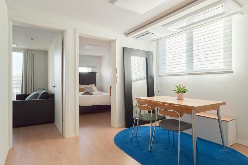 Newly Built, Quiet 2BR, 10min Walk to Seoul Stn, Seul