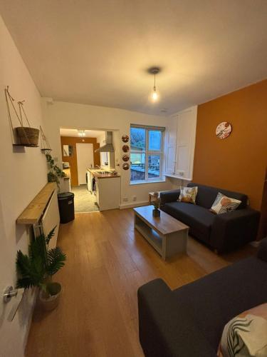 5 bed home at City Hub Studios gîte à louer Queens Medical Centre