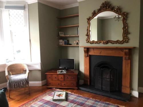 Perfect Central Bath Hideaway with Free Parking, Bath