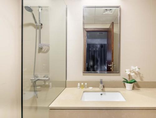 Silkhaus large modern studio with Burj Khalifa view - image 6