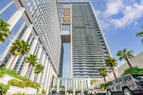 Silkhaus large modern studio with Burj Khalifa view - image 5