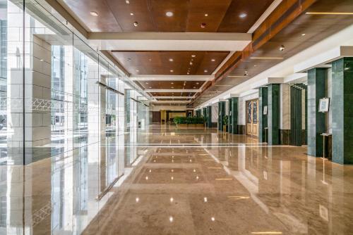 Silkhaus large modern studio with Burj Khalifa view - image 4