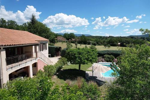 Air-conditioned house in the Luberon with heated swimming pool in Saint Saturnin les Apt - 8 people. gîte à louer Croagnes