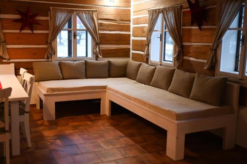 Pohádková roubenka (Pohadkova roubenka) in เนโมยอฟ