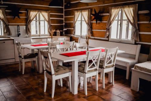 Pohádková roubenka (Pohadkova roubenka) in เนโมยอฟ