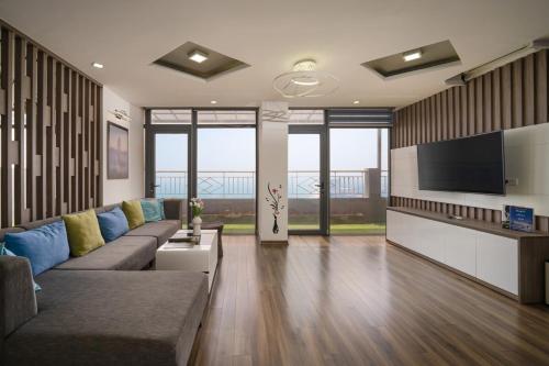 Shared lounge/TV area
