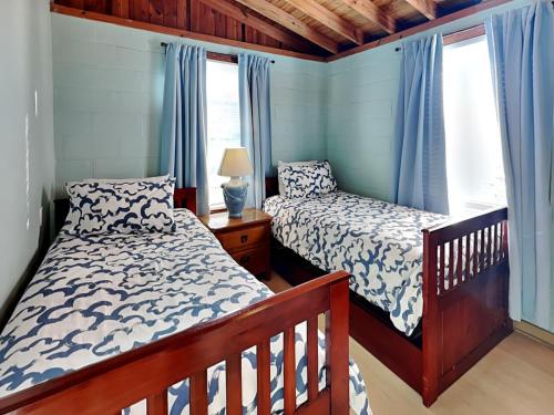 Seashell 3 Bedrooms Sleeps 6 Direct Ocean Front WiFi - main image