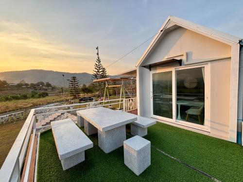 Balcony/terrace, วิวเขาฟินเวอร์ in Dan Chang