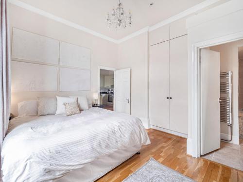 Chic & Cosy Flat, 4-Min Walk to Pimlico Tube, Pet-Friendly, London (photo 8)