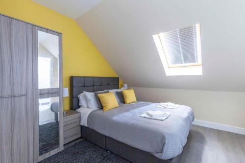 1 queen bed, 2 twin beds