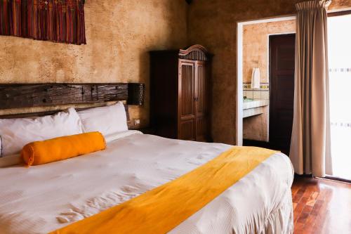King Suite with Spa Bath image 6