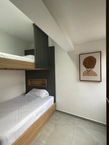 Economy Twin Room image 2