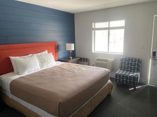 1 king bed, 2 double beds