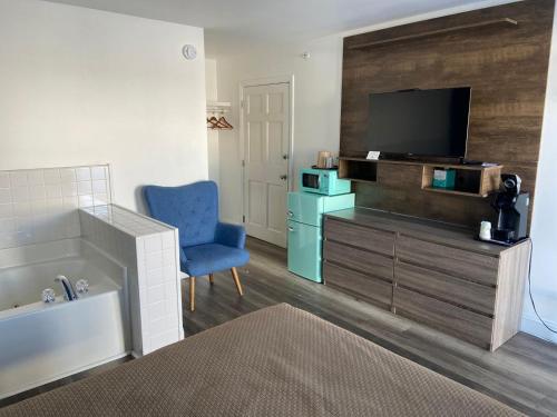 Suite with Hot Tub