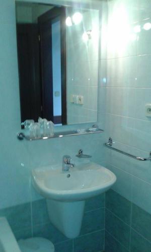 Hotel Saloon - image 4