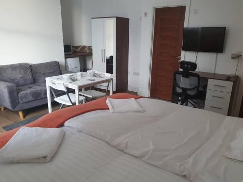 2 twin beds, 1 sofa bed