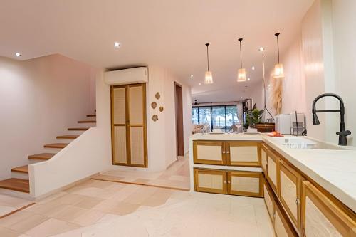 Villa - Beach Front image 10