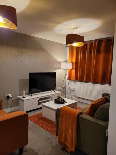 Lovely 3 bedroom house, Sleeps up to 5, 1 comfy double bed, 3 comfy single beds, Suitable for contractors and holiday makers, Quiet area, free wifi, Parking, Garden, Lovely 3 bedroom house, Sleeps up to 5, 1 comfy double bed, 3 comfy single beds, Suitable for contractors and holiday makers, Quiet area, free wifi, Parking, Garden,