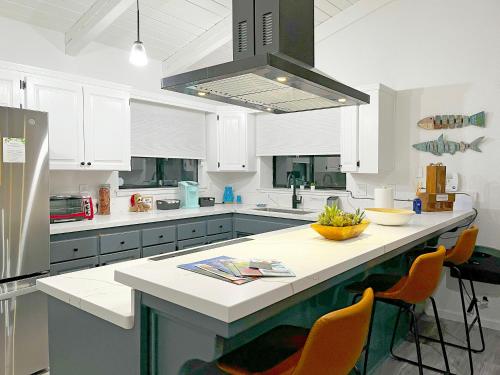 Modern Yosemite Cabin, 15min Bass Lake, Sleeps 8 in Avanī (CA)