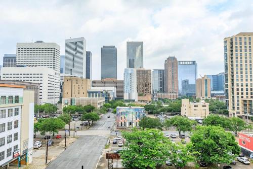 U4 Penthouse Downtown Houston - Tap to explore photos