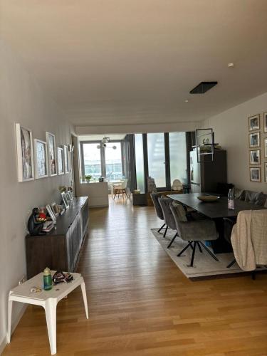 Wunderschönes Zimmer in einem großen Appartement neben dem Brandenburger Tor und vom Adlon Hotel, Берлин (фото 7)