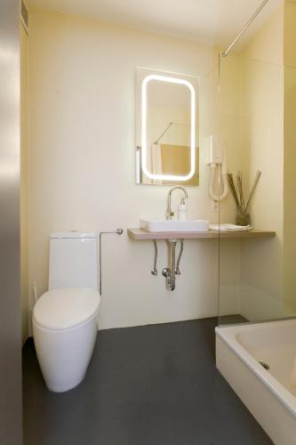Single Room image 3