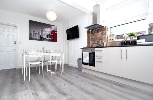 Sav - 4 Bed Town House, Harrow - Harrow