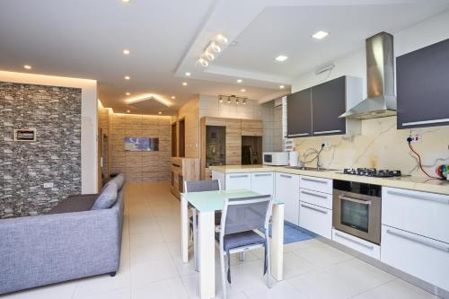 Lucky13 Luxury 2 BR penthouse in ซกาชรา