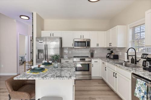 3BD Retreat - Hot Tub & BBQ - Near NCSU & Downtown