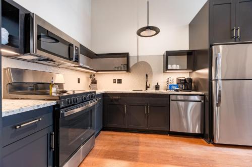 Four-Bedroom Luxury Apartment image 10