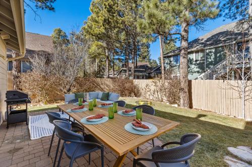 Cozy 4BR Near Ski Resort - Firepit & Pool Table near Arborétum