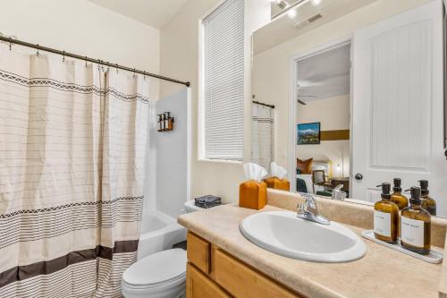 Cozy 4BR Near Ski Resort - Firepit & Pool Table