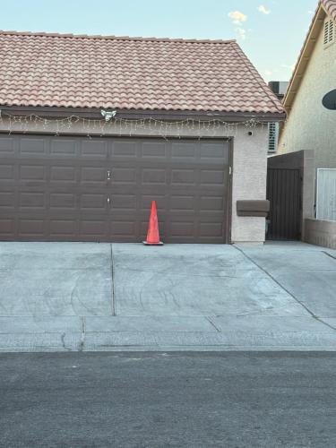 Sunny Pool Retreat-Sleeps 11- RV Parking, Las Vegas (photo 9)