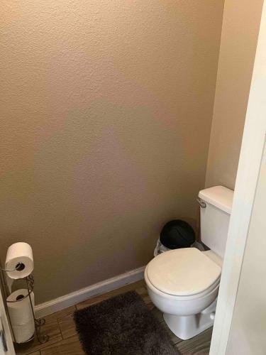 Sunny Pool Retreat-Sleeps 11- RV Parking, Las Vegas (photo 11)