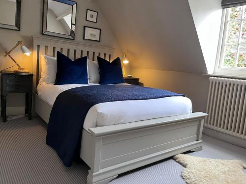 Cottage c1790, Superb central Witney, free parking in Newland